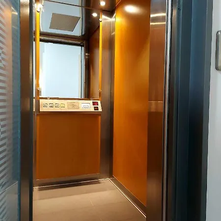 Square Apartment *