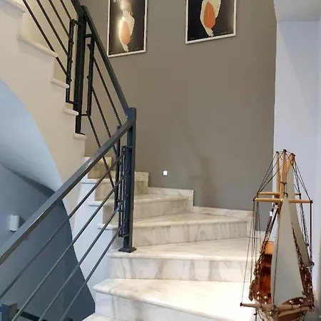 Square Apartment *